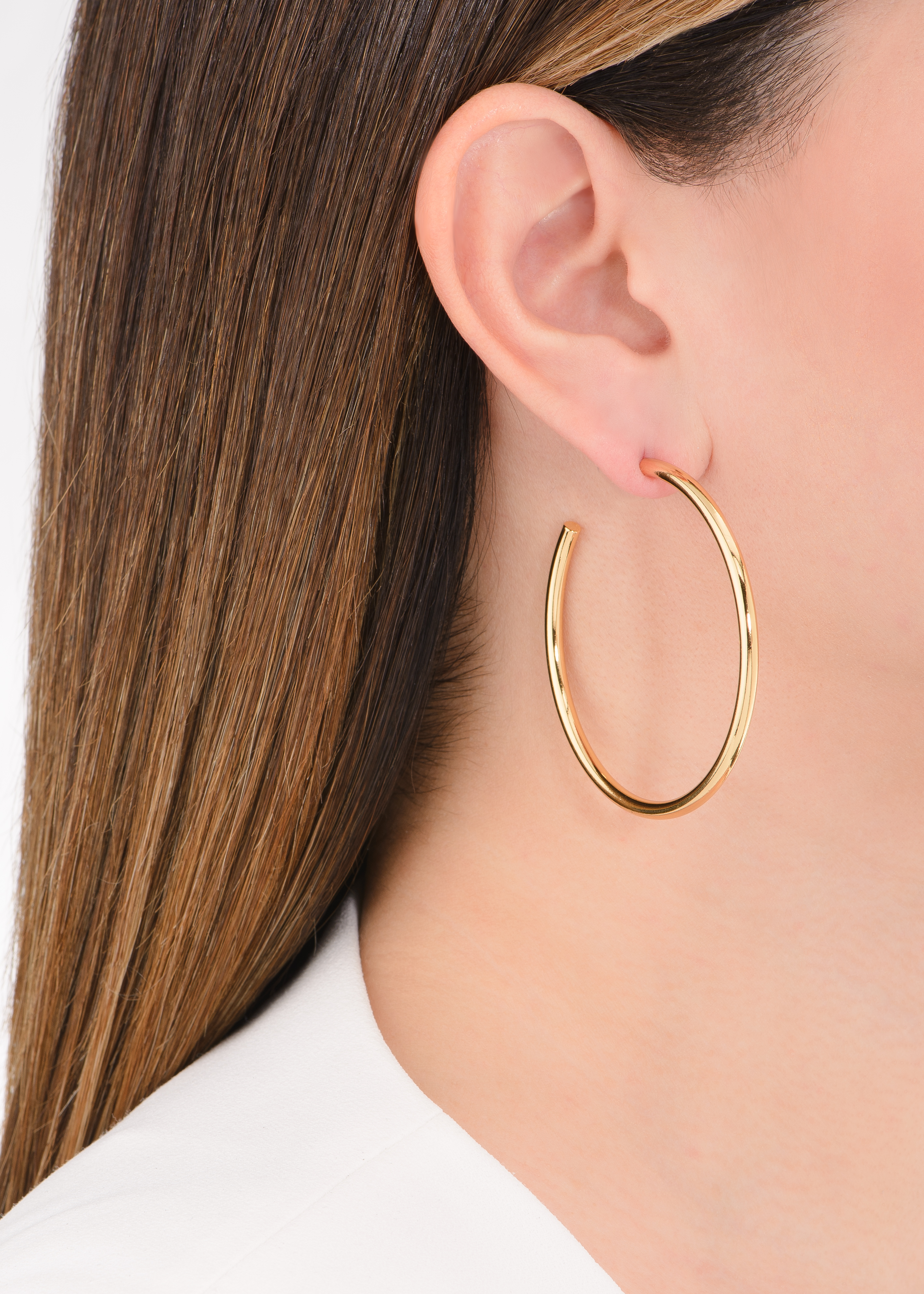 Aretes en baño de oro con un diseño clásico de aro abierto, en acabado pulido.
-        Aretes grandes
-        Poste
-        Baño de Oro 18k
