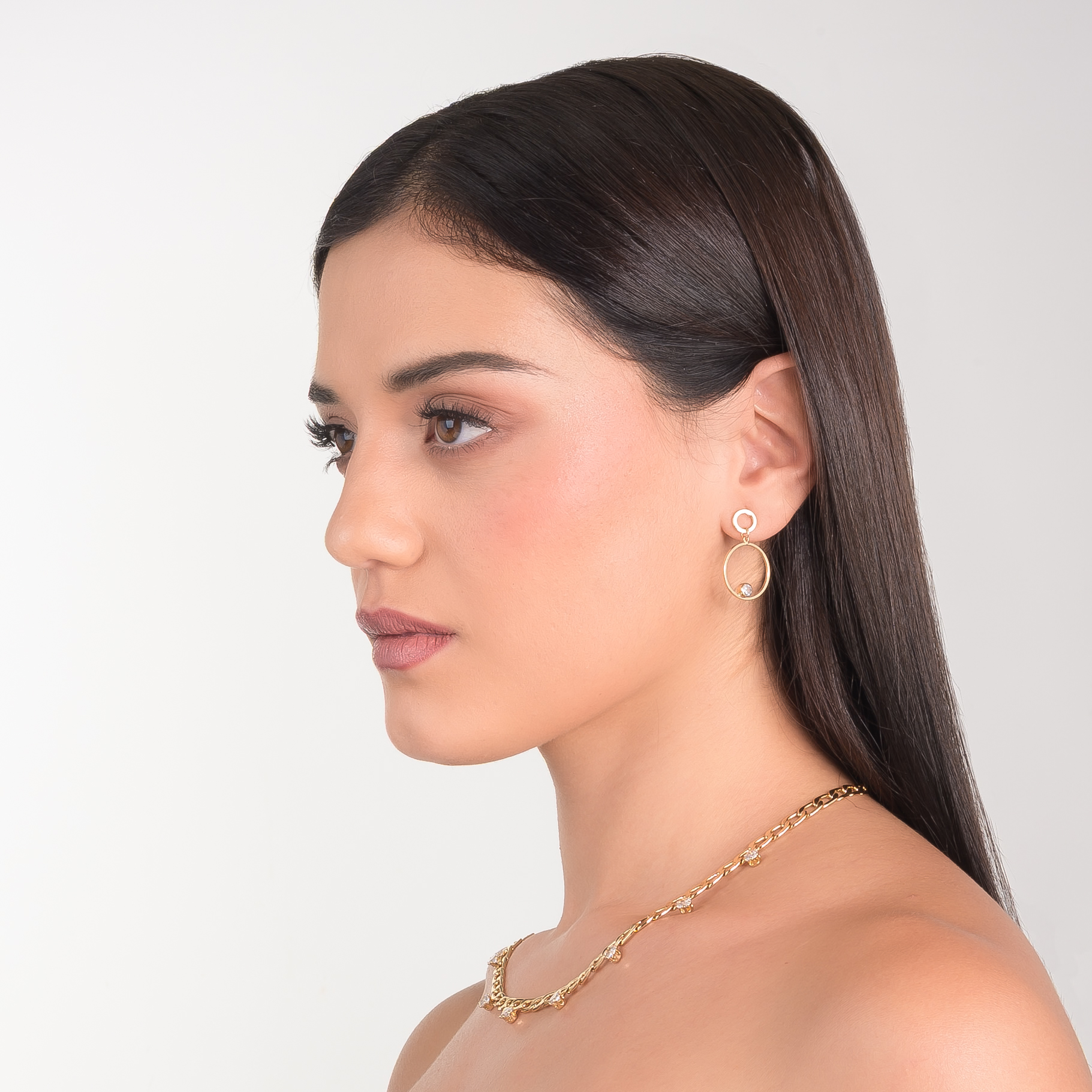 Aretes en baño de oro con forma circular y Diamonice