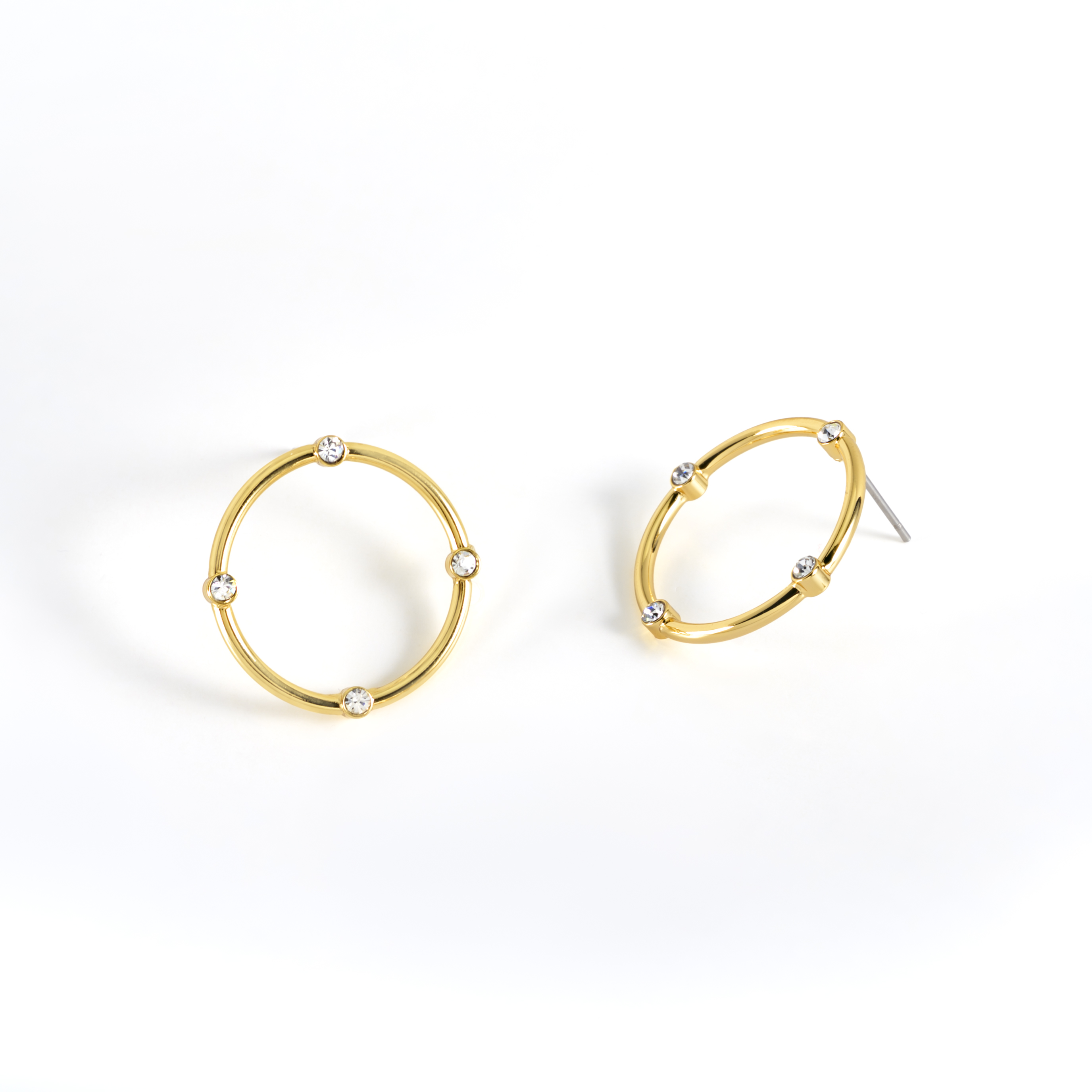 Aretes circulares con piedras en tono cristal y baño de oro
