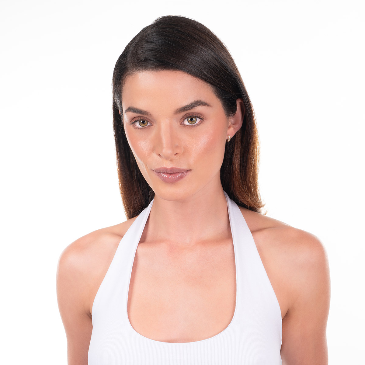 Aretes en baño de oro diseño huggie piedras tono cristal