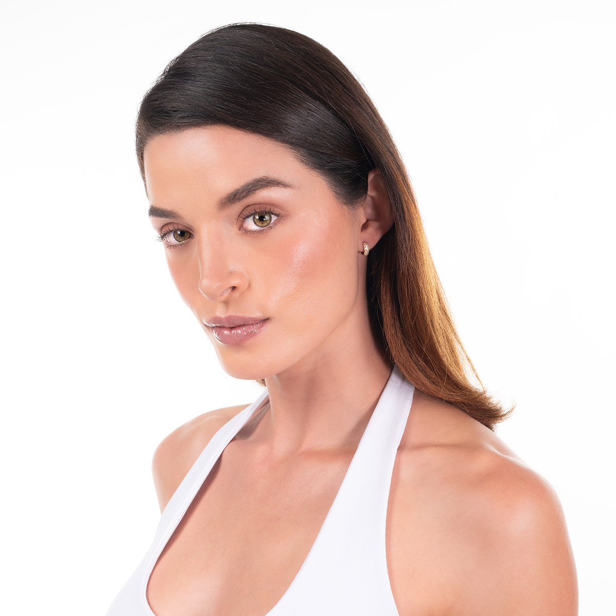 Aretes en baño de oro diseño huggie piedras tono cristal