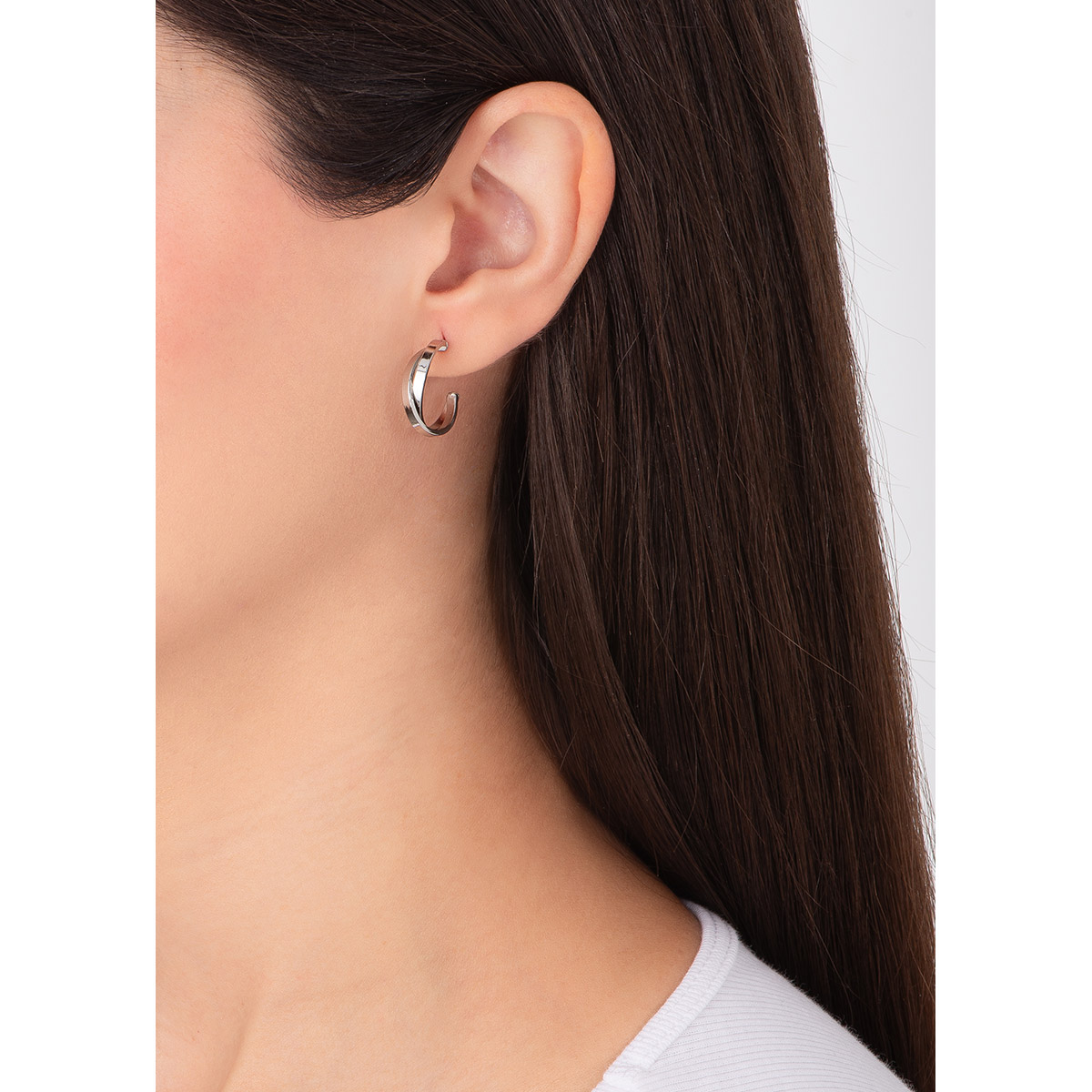 Arracadas con diseño entrelazado y minimalista, semi cerradas y en baño de platino.
-        Aretes chicos
-        Poste
-        Baño de Platino
