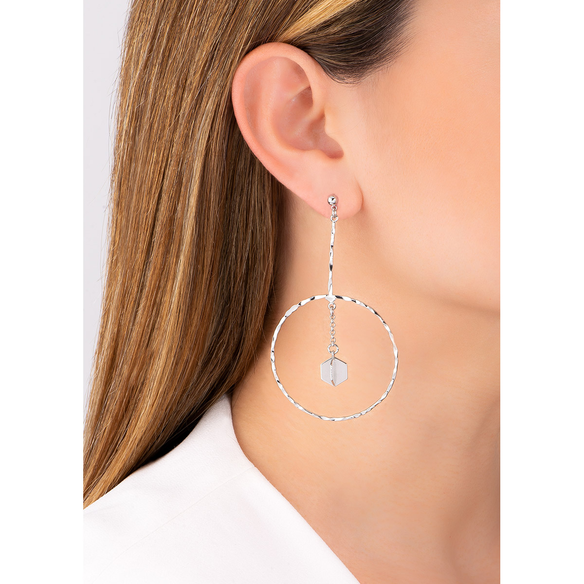 Aretes con diseño moderno; una cadena con una figura geométrica, a la mitad sujetando un aro, ambos texturizados y en baño de platino.
-        Aretes largos
-        Poste
-        Baño de Platino
