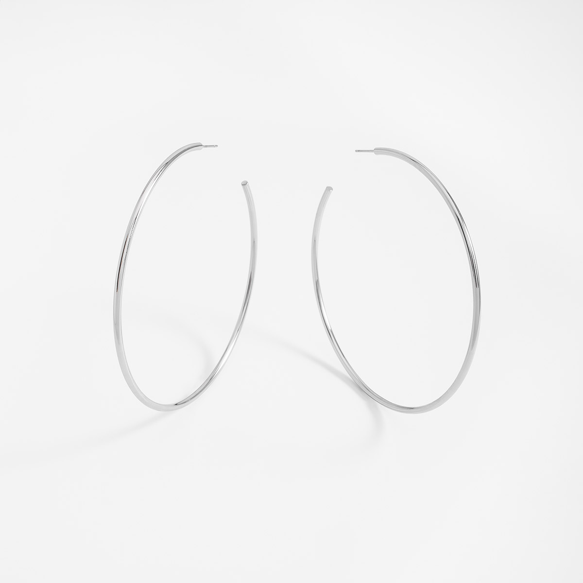 Aretes aro extra grande en baño de rodio diseño poste