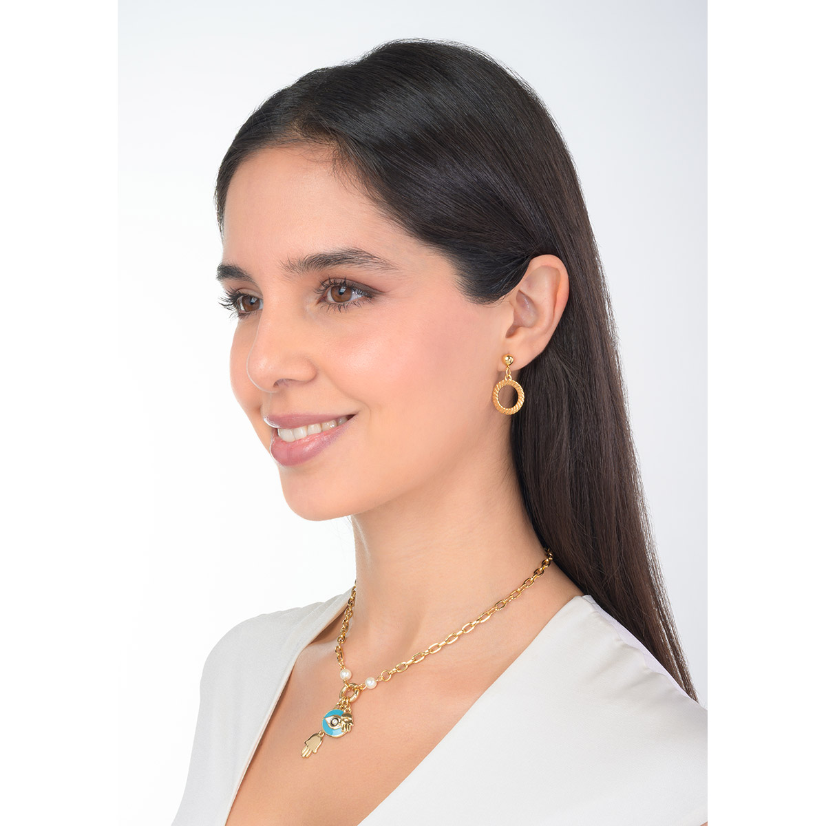 Aretes en baño de oro con aro trenzado colgante, su acabado pulido y diseño geométrico suman un matiz contemporáneo y distinguido a tu look diario.