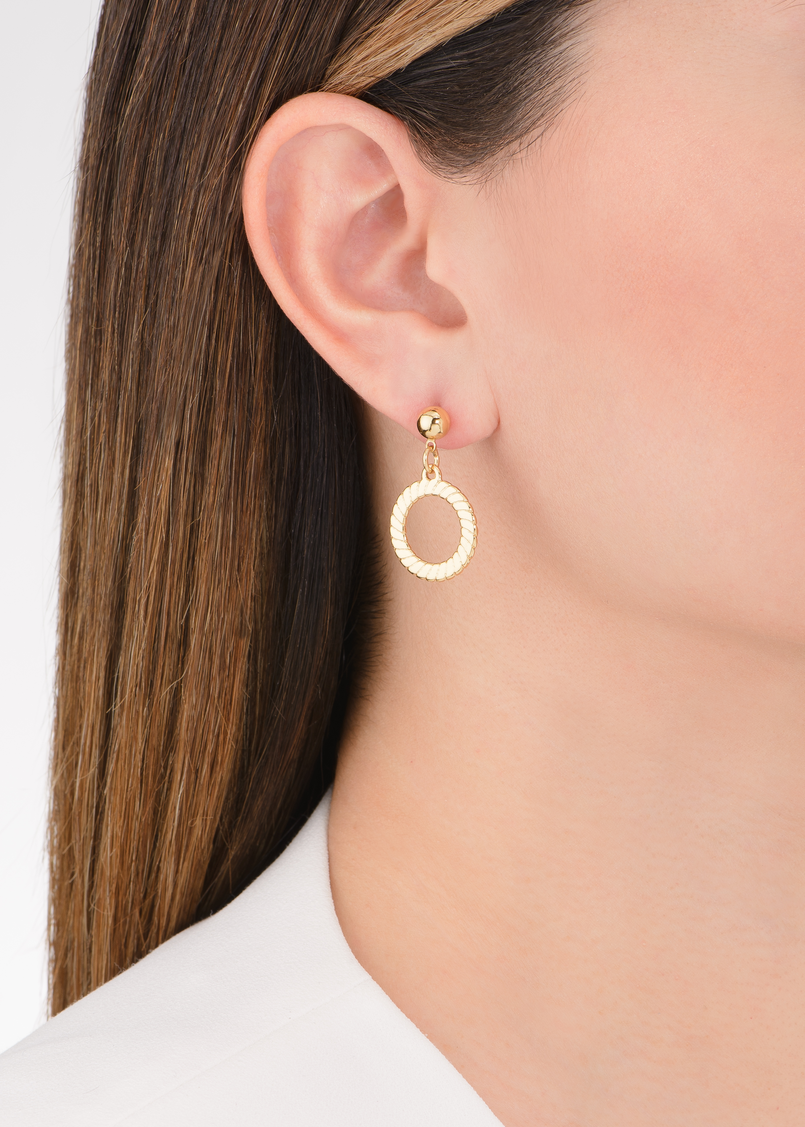 Aretes en baño de oro con aro trenzado colgante, su acabado pulido y diseño geométrico suman un matiz contemporáneo y distinguido a tu look diario.