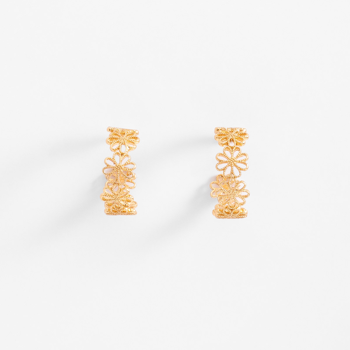 Aretes de aro en baño de oro con flores caladas diseño poste