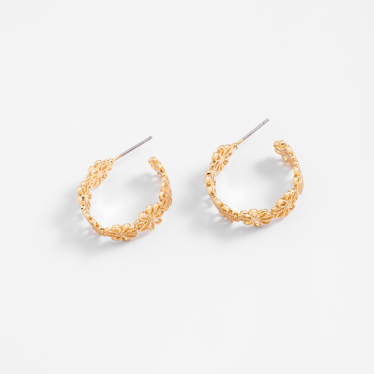 Aretes de aro en baño de oro con flores caladas diseño poste