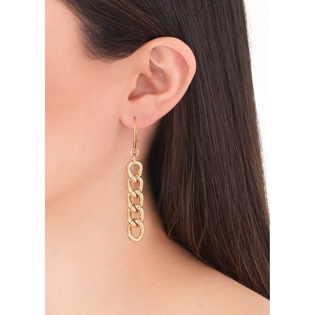 Versátiles aretes en forma de cadena que crean un movimeinto fluido en baño de oro.
-Aretes largos con garfio
-Oro 18k