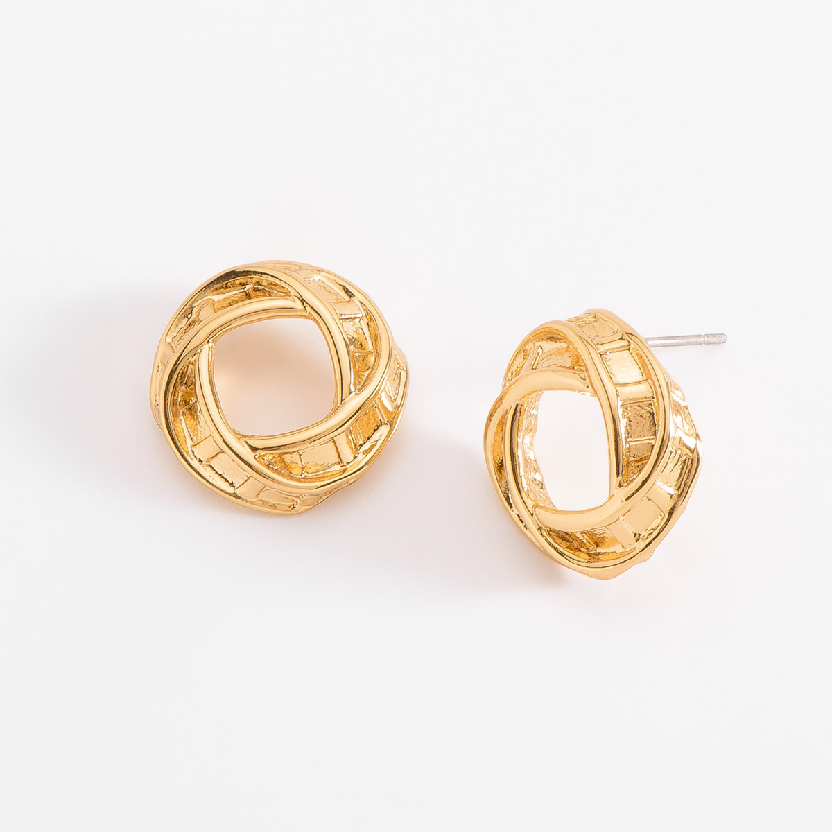 Aretes dorados con un diseño de líneas entrelazadas, en forma circular y texturizado. 
-        Aretes chicos
-        Poste
-        Baño de Oro 18k
