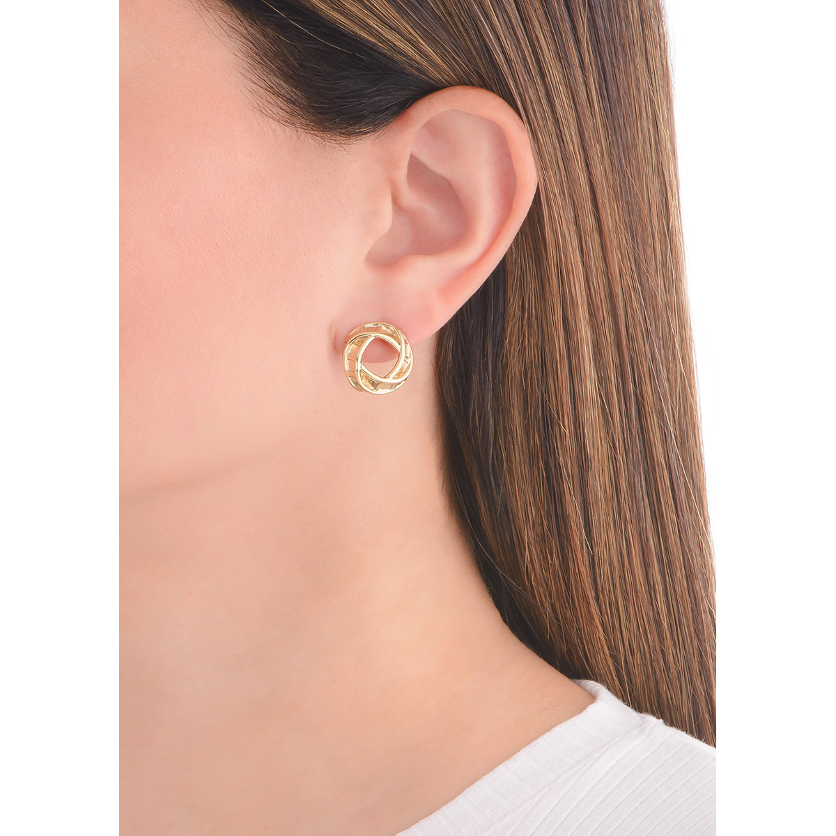 Aretes dorados con un diseño de líneas entrelazadas, en forma circular y texturizado. 
-        Aretes chicos
-        Poste
-        Baño de Oro 18k
