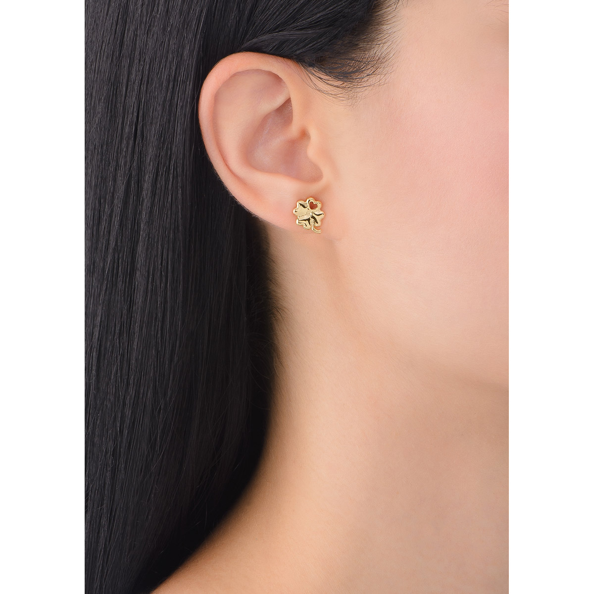 Delicados aretes con un diseño de trébol de cuatro hojas, en baño de oro. Combínalos con tu pulsera y eleva tu suerte con estos aretes.
-        Aretes con poste
-        Baño de Oro 18k
