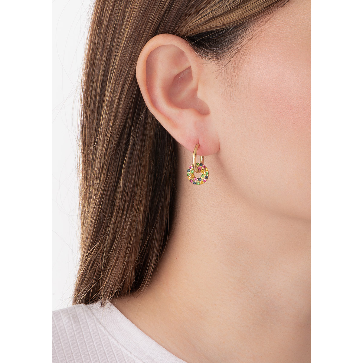 El color y el brillo se combinan en estos bonitos aretes con un divertido diseño de botón circular con piedras incrustadas en varios tonos, juntándose con un aro en baño de oro. Combínalos con tu collar.
-        Aretes con poste
-        Baño de Oro 18k
-        Piedras en varios tonos 
