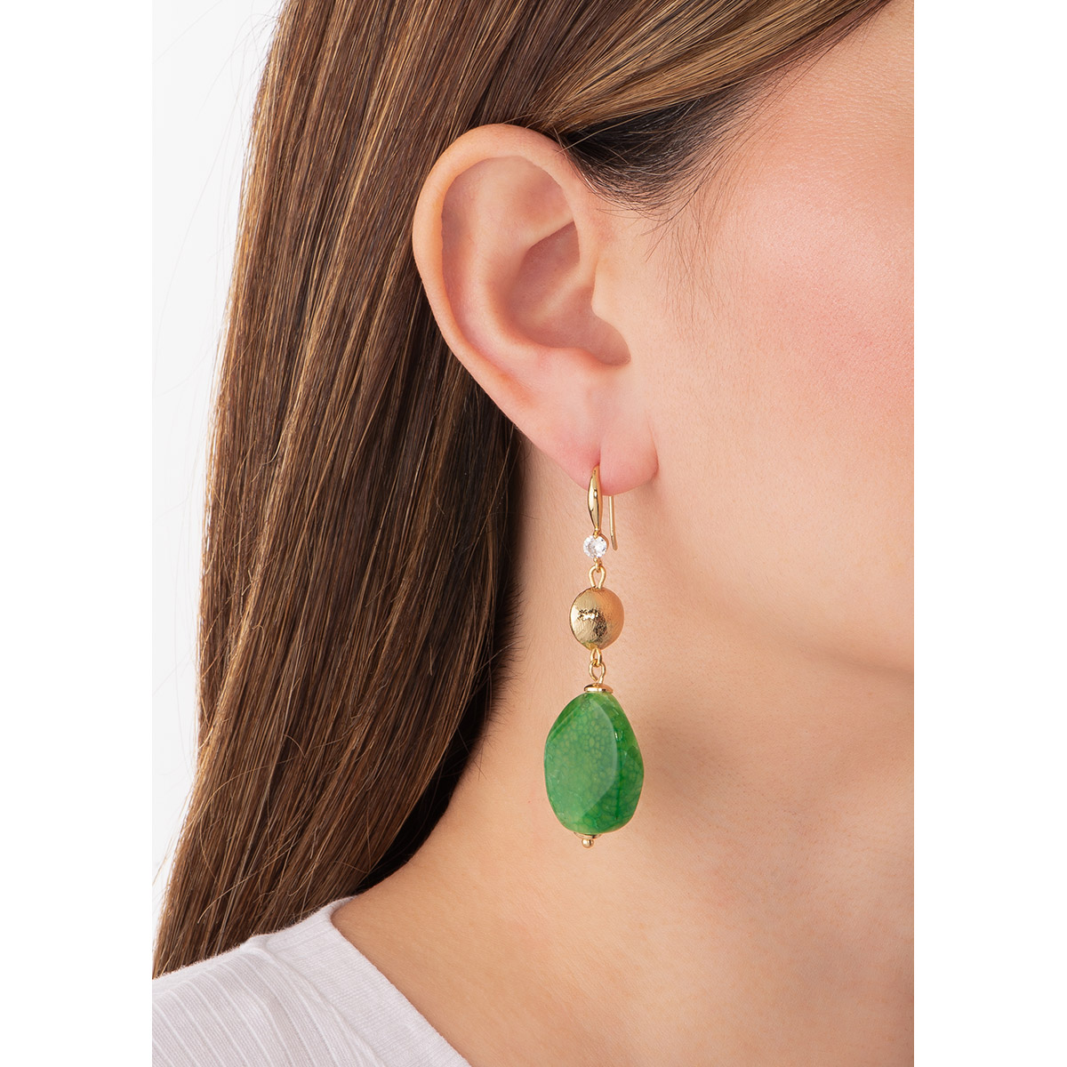 ARETES CON GARFIO EN BAÑO DE ORO CON PIEDRA NATURAL DIAMONICE EN TONO VERDE