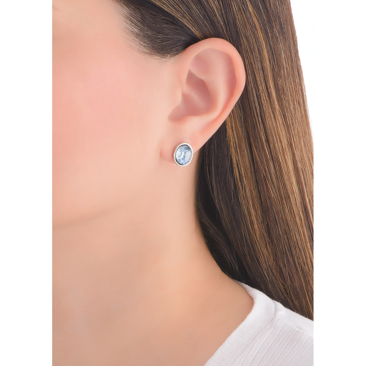 El azul del cielo se refleja en estos aretes en baño de platino, con una piedra en tono azul celeste.
-        Aretes con poste
-        Baño de Platino
-        Piedras en tono celeste
