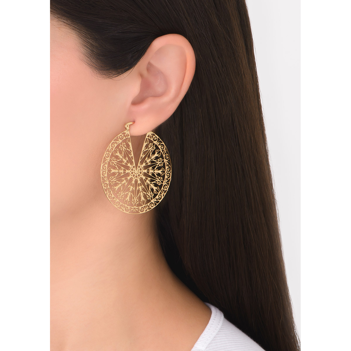 Estos aretes en baño de oro presentan un diseño intrincado, circular y con detalles ornamentales que recuerdan a patrones de mandalas o filigranas clásicas. 
-        Aretes grandes
-        Postes
-        Baño de Oro 18k
