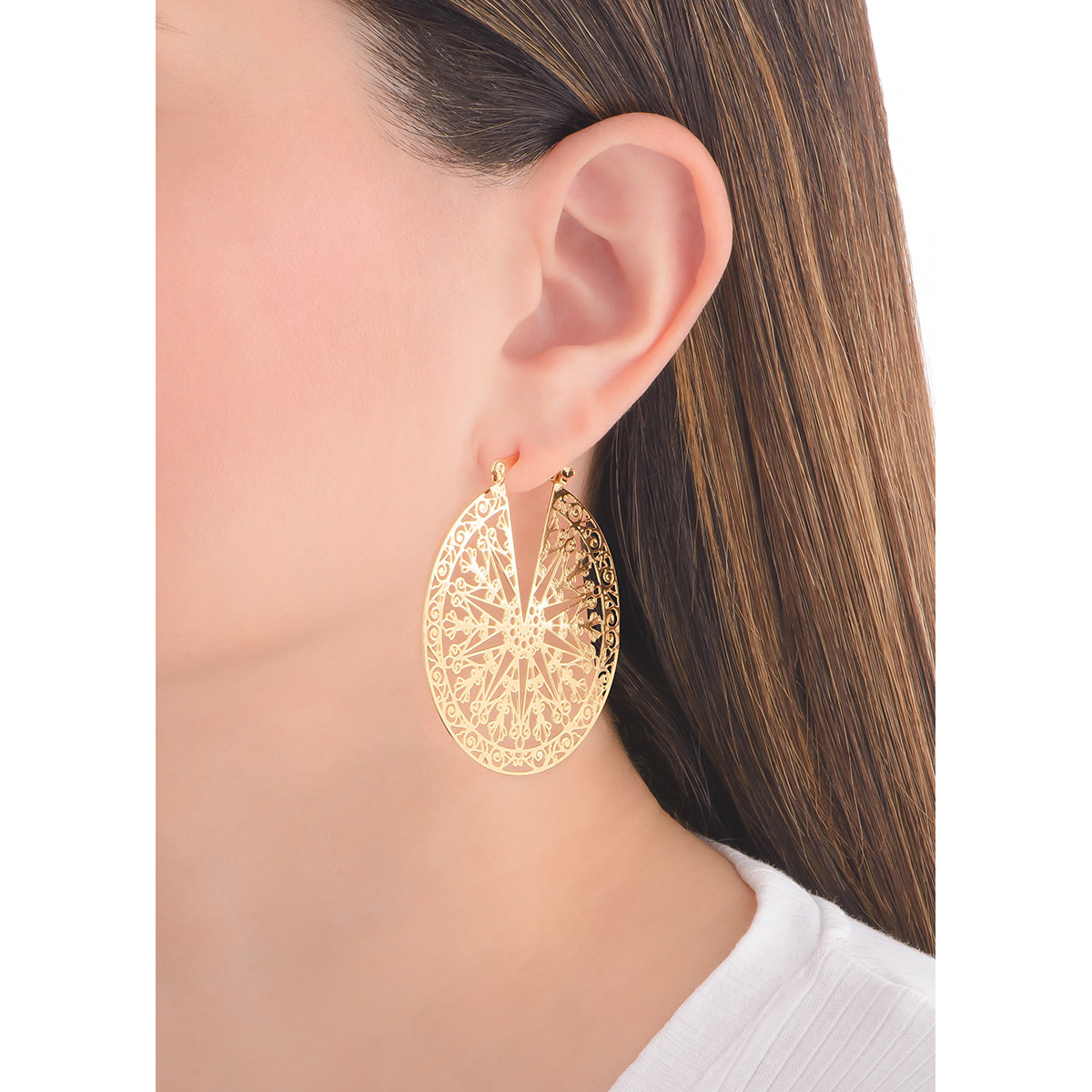 Estos aretes en baño de oro presentan un diseño intrincado, circular y con detalles ornamentales que recuerdan a patrones de mandalas o filigranas clásicas. 
-        Aretes grandes
-        Postes
-        Baño de Oro 18k
