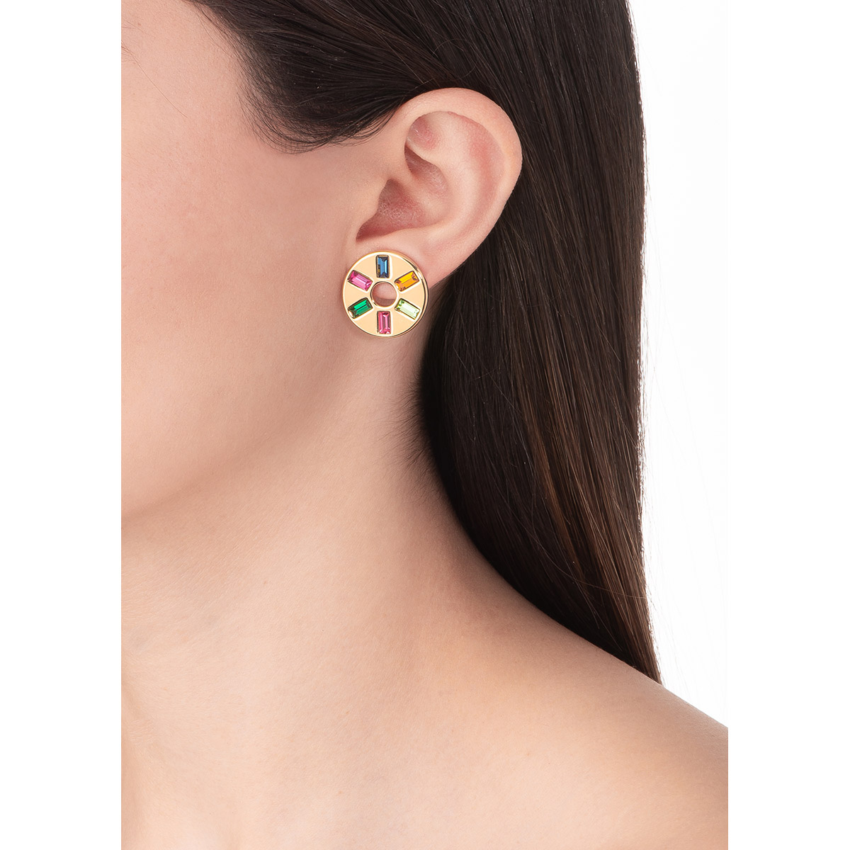 Aretes circulares con poste, en baño de oro, con piedras en tono ámbar, fucsia, esmeralda, verde claro y rosa.