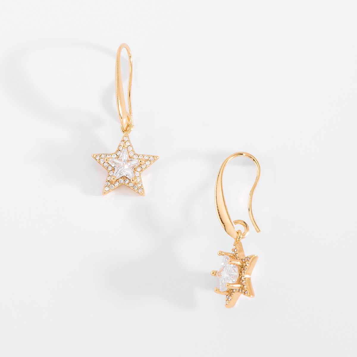 Aretes en baño de oro en forma de estrella, incrustado con Diamonice™ en tono cristal, resaltando en medio otra incrustación en forma de estrella, de Diamonice™ en tono cristal. Combínalos con tu collar y pulsera.
-        Aretes medianos
-        Garfio
-        Baño de Oro 18k
-        Diamonice™ en tono cristal
