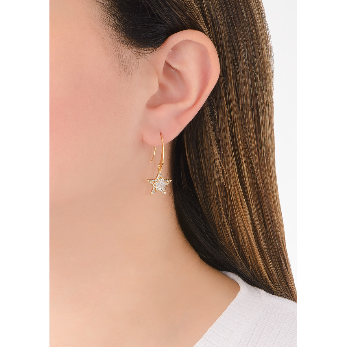 Aretes en baño de oro en forma de estrella, incrustado con Diamonice™ en tono cristal, resaltando en medio otra incrustación en forma de estrella, de Diamonice™ en tono cristal. Combínalos con tu collar y pulsera.
-        Aretes medianos
-        Garfio
-        Baño de Oro 18k
-        Diamonice™ en tono cristal
