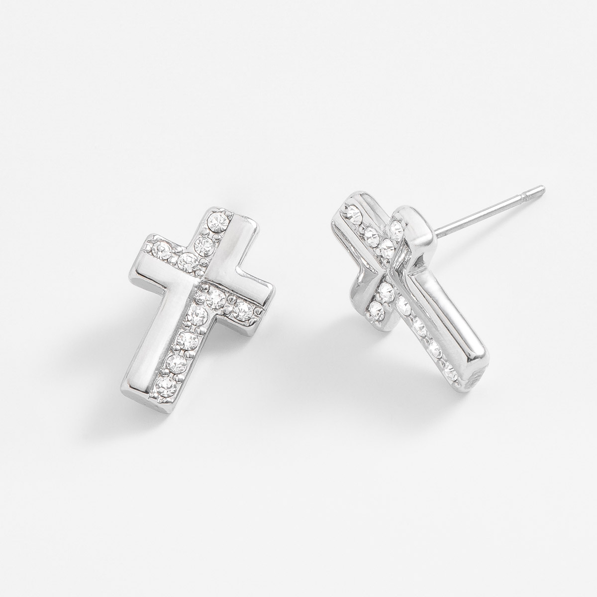 Aretes en forma de cruz, con baño de platino. Incrustados con piedras en tono cristal en lados opuestos, resaltando el diseño.
-        Aretes chicos
-        Poste
-        Baño de Platino
-        Piedras en tono cristal
