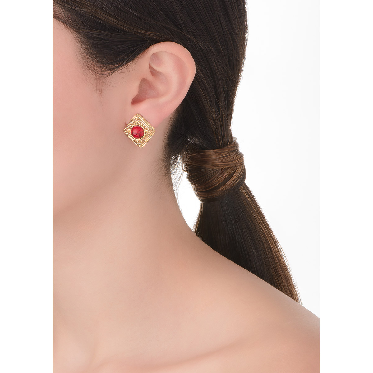 Aretes chicos con poste, en baño de oro, con piedra en tono rojo.