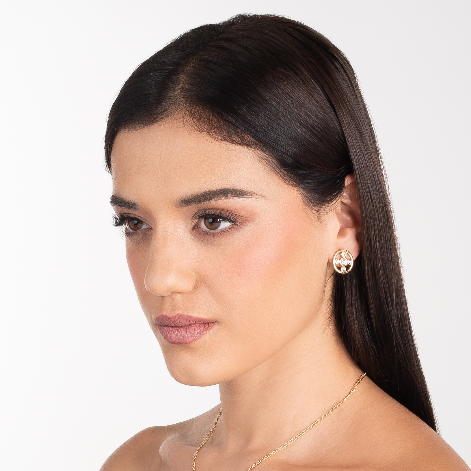 Aretes en baño de oro con piedras en tono cristal diseño circular