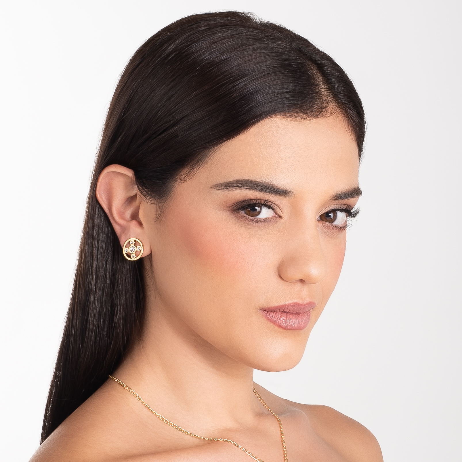 Aretes en baño de oro con piedras en tono cristal diseño circular