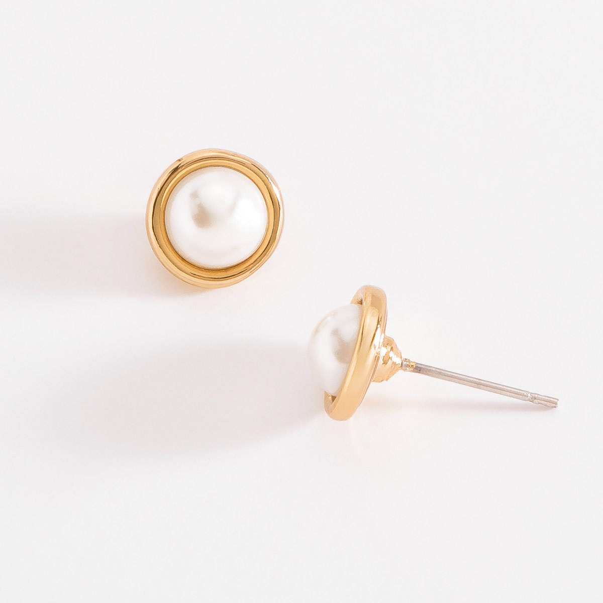 Aretes en baño de oro con media perla incrustada. Combínalos con tu collar y pulsera.
-        Artes chicos
-        Poste
-        Baño de Oro 18k
-        Perlas en tono cream
