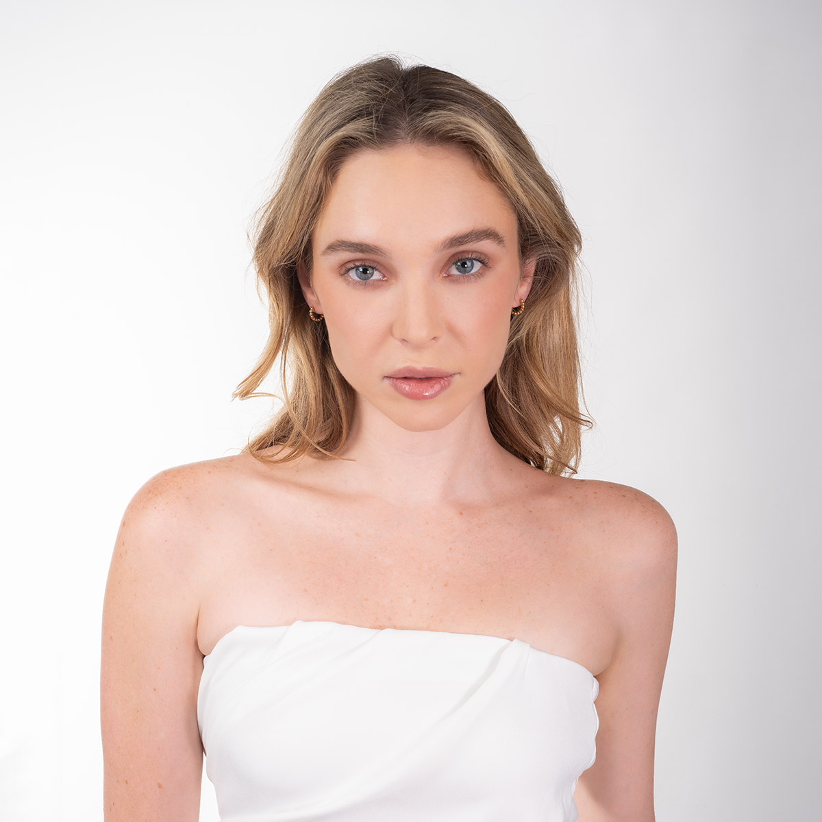 Aretes en baño de oro forma circular piedras toque brillante