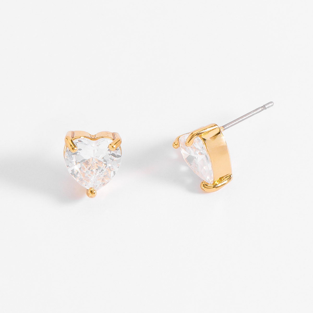 Coquetos aretes en baño de oro, incrustados con piedras Diamonice™ en tono cristal en forma de corazón.
-        Aretes chicos
-        Poste
-        Baño de Oro 18k
-        Diamonice™ en tono cristal
