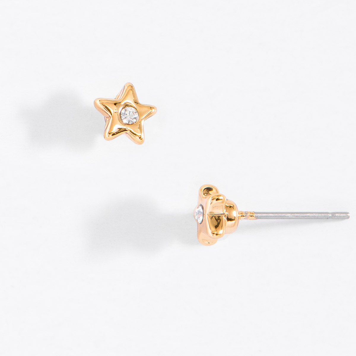 Coquetos aretes en forma de estrella, en baño de oro y con una piedra en tono cristal incrustada al centro.
-        Aretes chicos
-        Poste
-        Baño de Oro 18k
-        Piedras en tono cristal
