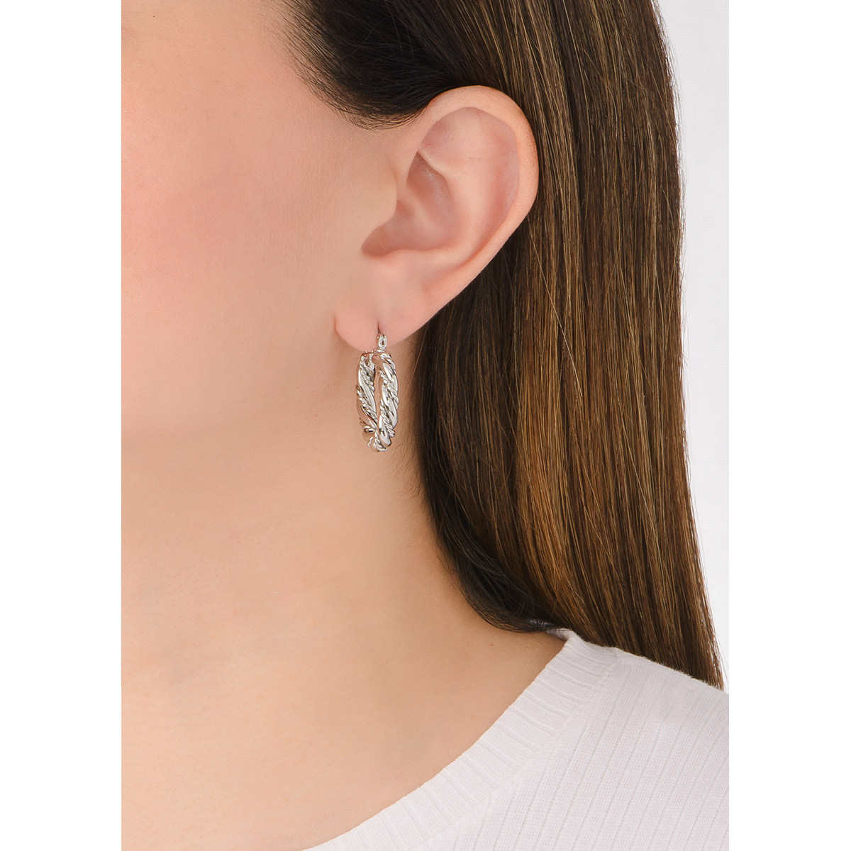 Aretes en baño de platino, con un diseño trenzado texturizado.
-        Aretes medianos
-        Poste
-        Baño de Platino
