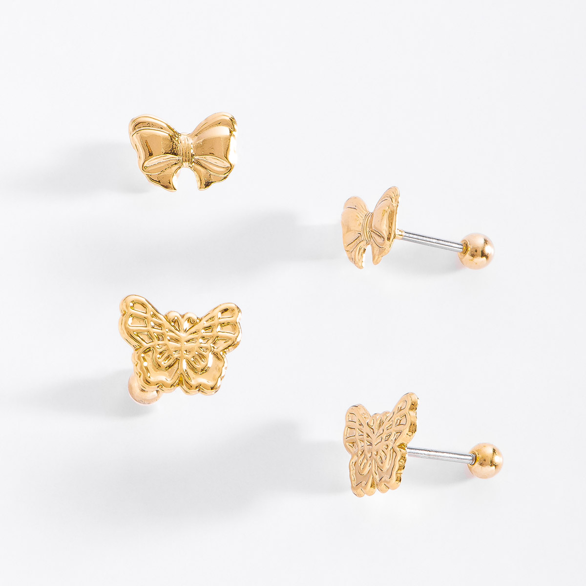 Bonito dúo de aretes en baño de oro, combinando dos figuras clásicas: un lazo y una mariposa. Las peques del hogar los amarán.
-        Dúo de aretes
-        Poste
-        Baño de Oro