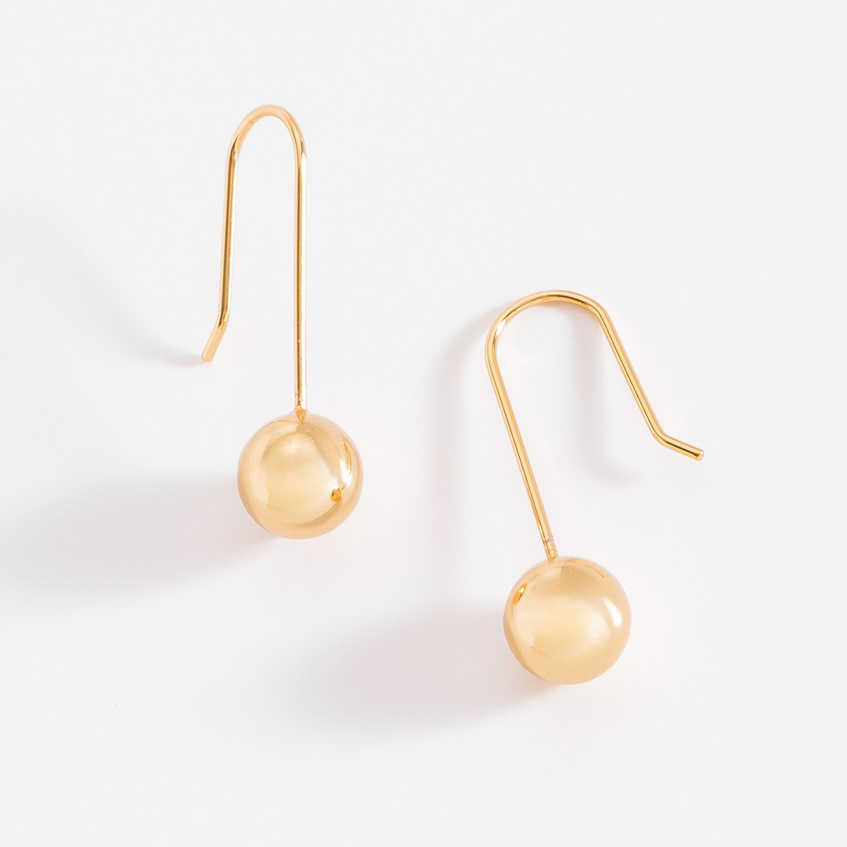 Clásicos pendientes de esfera en baño de oro de tamaño pequeño. Combínalos con tus collar de esferas.
-        Aretes chicos
-        Garfio
-        Baño de oro 18k
