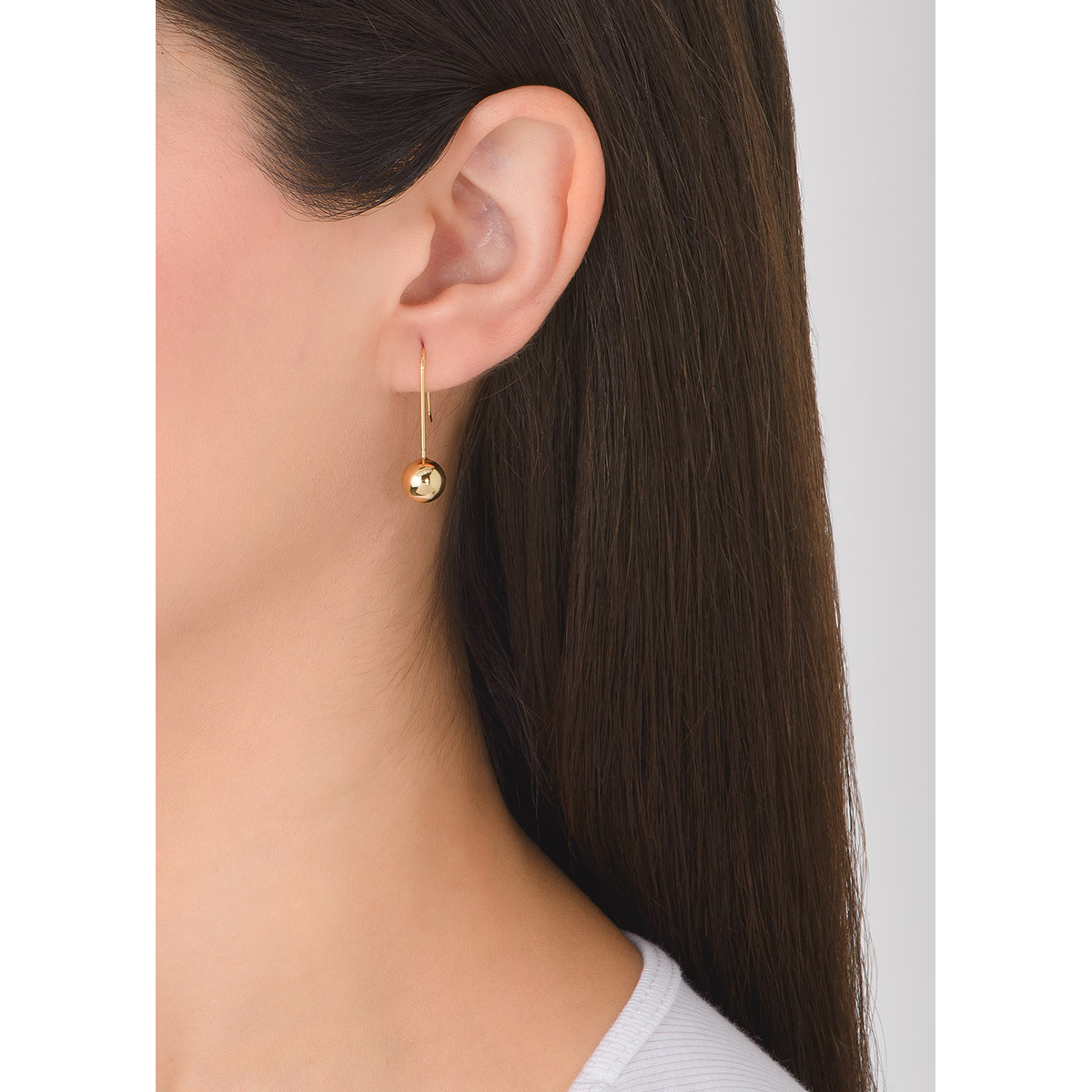 Clásicos pendientes de esfera en baño de oro de tamaño pequeño. Combínalos con tus collar de esferas.
-        Aretes chicos
-        Garfio
-        Baño de oro 18k
