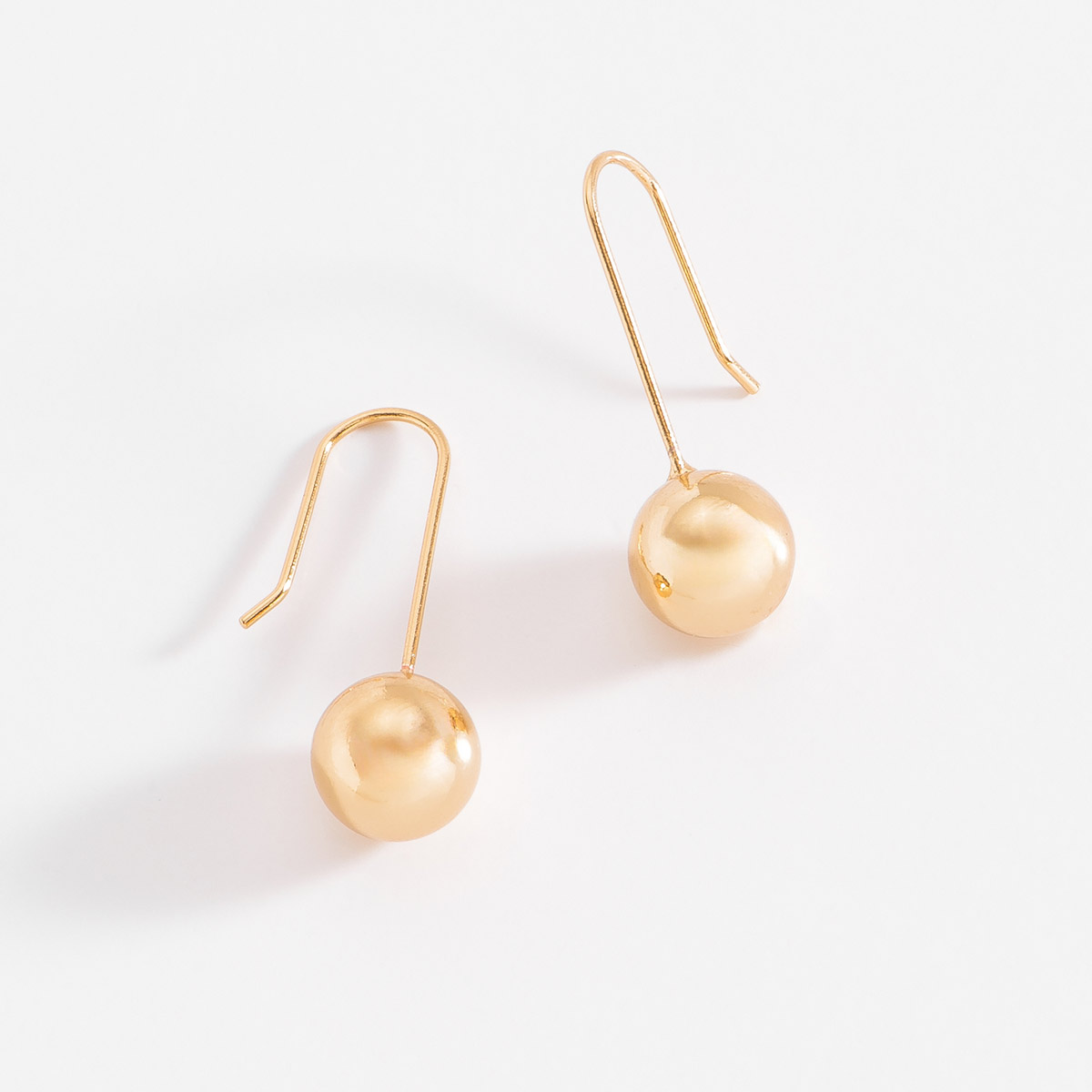 Clásicos pendientes de esferas  en baño de oro tamaño mediano. Perfectos para combinar con tus piezas favoritas
-        Aretes medianos
-        Garfio
-        Baño de oro 18k
