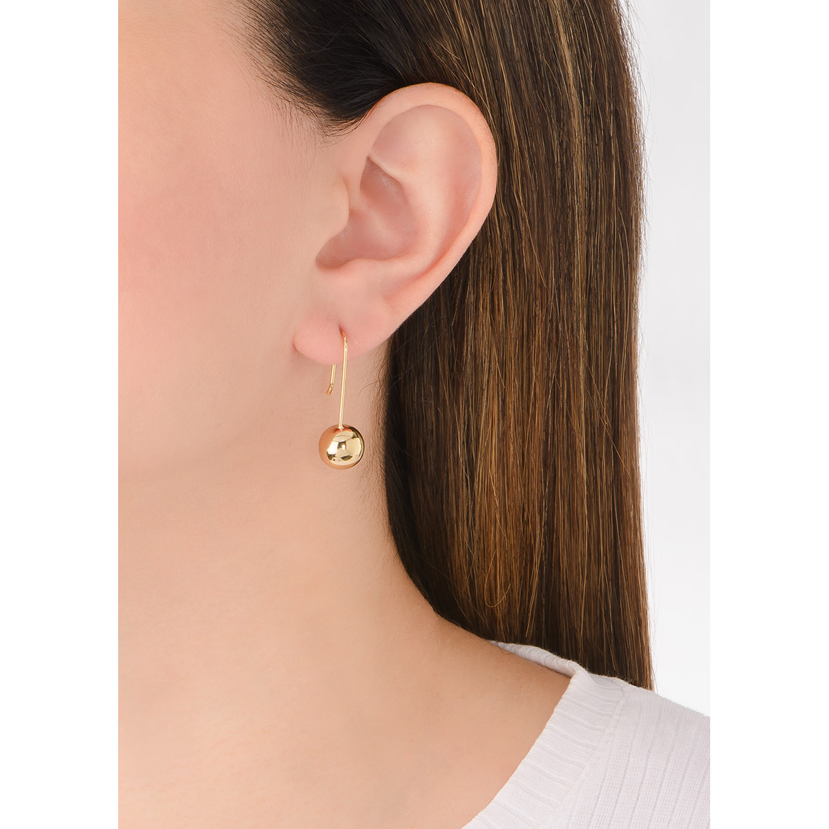 Clásicos pendientes de esferas  en baño de oro tamaño mediano. Perfectos para combinar con tus piezas favoritas
-        Aretes medianos
-        Garfio
-        Baño de oro 18k
