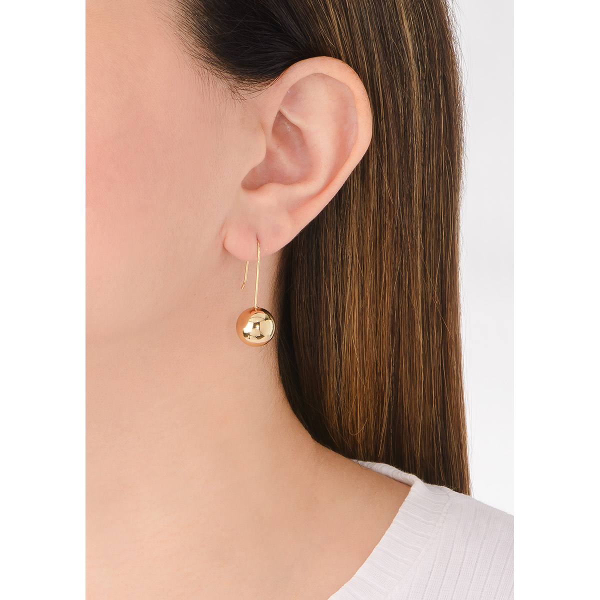 Clásicos pendientes de esferas en baño de oro tamaño grande. Combínalos con tu collar.
-        Aretes grandes
-        Garfio
-        Baño de oro 18k
