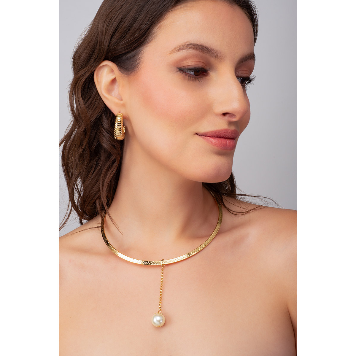 
Delicados relieves ondulados hacen resplandecer estos aretes en forma de medias arracadas, en baño de oro.
-        Aretes medianos
-        Poste
-        Baño de Oro 18k