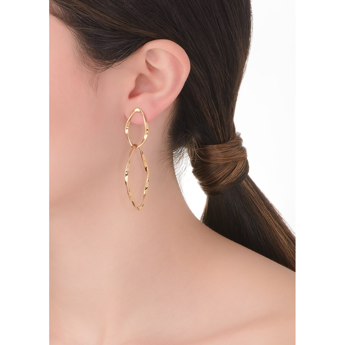 Aretes largos con poste, en baño de oro.