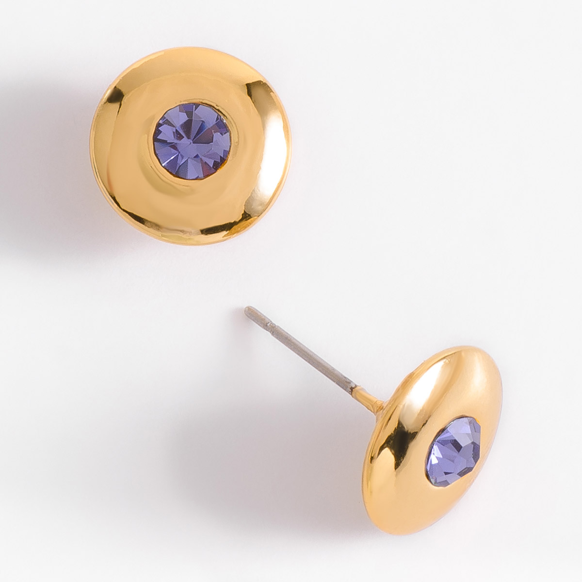 Aretes chicos con poste, en baño de oro, con piedra en tono morado.