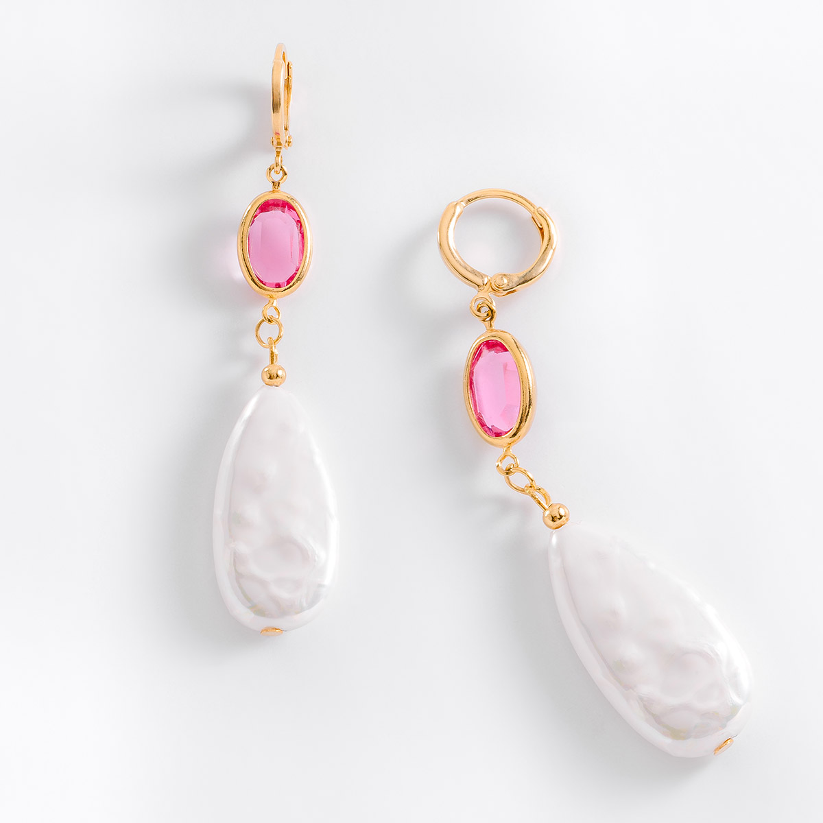 Aretes largos con patente, en baño de oro, con piedra en tono rosa y en tono crema.