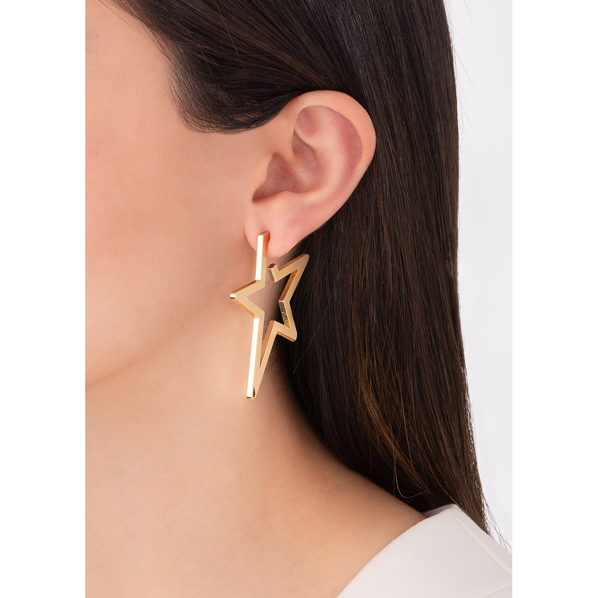 Modernos aretes en forma de estrella, en baño de oro de nuestra exclusiva Colección Paris by NICE.
-        Aretes grandes con poste
-        Baño de oro 18k
-        Colección Paris by NICE
