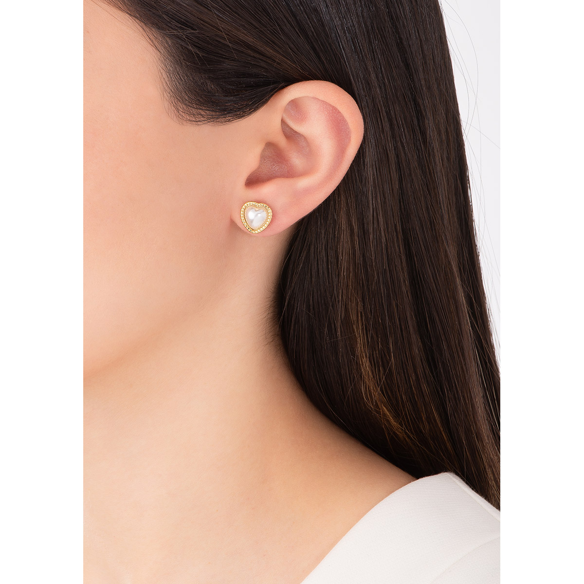 Coquetos aretes de nuestra colección Paris by NICE, en baño de oro, con perla en forma de corazón, y con diseño texturizado en los bordes.
-        Aretes chicos con poste
-        Baño de oro 18k
-        Perlas en tono crema
-        Colección Paris by NICE
