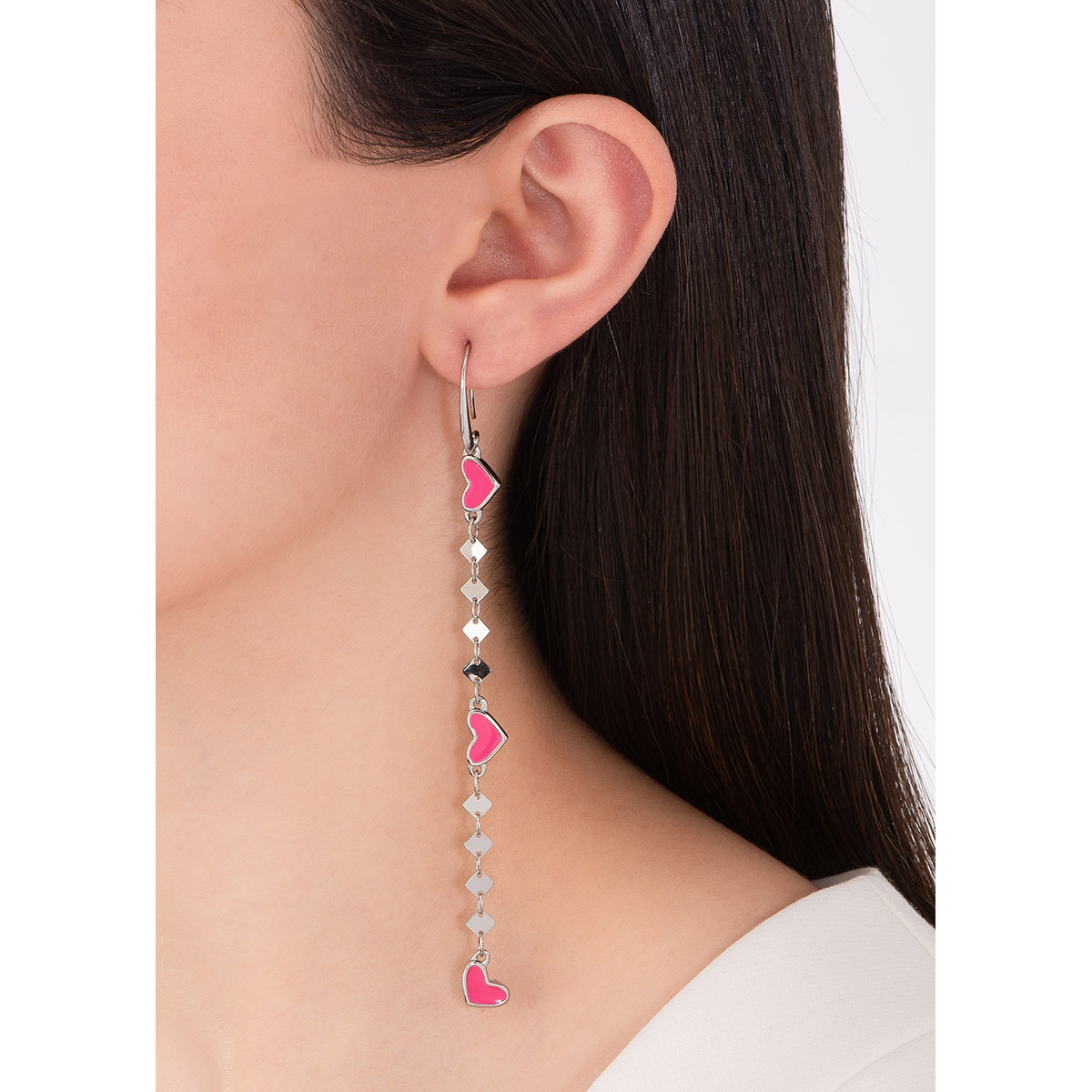 Estos pendientes en baño de platino y con rombos colgantes son imperdibles de nuestra colección Paris by NICE, cuentan con tiernos dijes en forma de corazón en esmalte rosa.
-        Aretes largos con garfio
-        Baño de Platino
-        Esmalte en tono rosa
