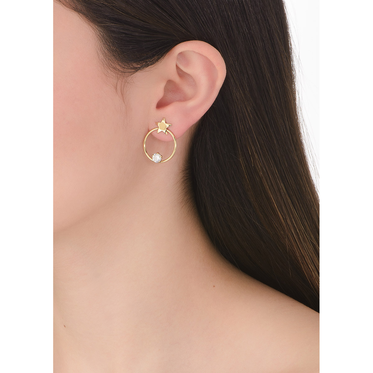 Aretes en baño de oro con forma de aro, decorados con una estrella y piedra en tono cristal.