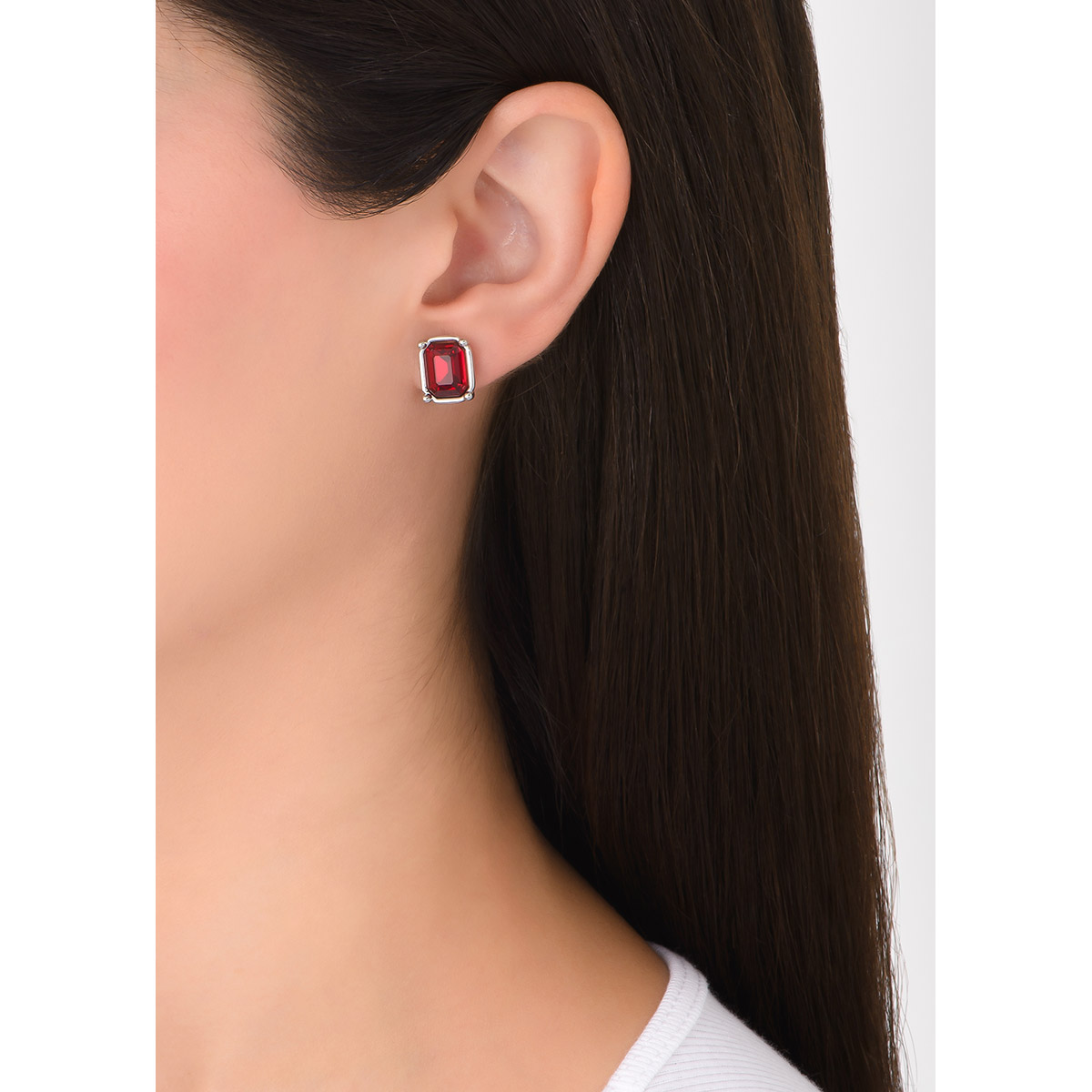 Aretes en baño de platino, con piedra en forma cuadrada de tono rojo. Combínalos con tu collar, pulsera y anillo.
-        Aretes chicos
-        Poste
-        Baño de Platino
-        Piedras en tono rojo
