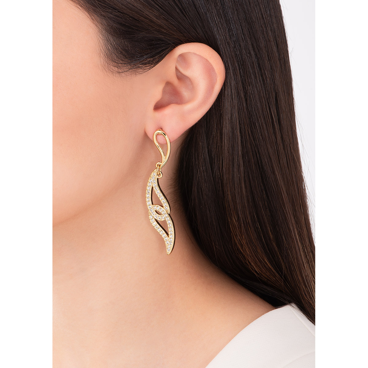 Aretes largos en baño de oro 18k, con diseño especial en forma de marquesa entrelazados, con incrustaciones de piedra en tono cristal.
-        Aretes medianos con poste
-        Baño oro 18k
-        Piedras en tono cristal