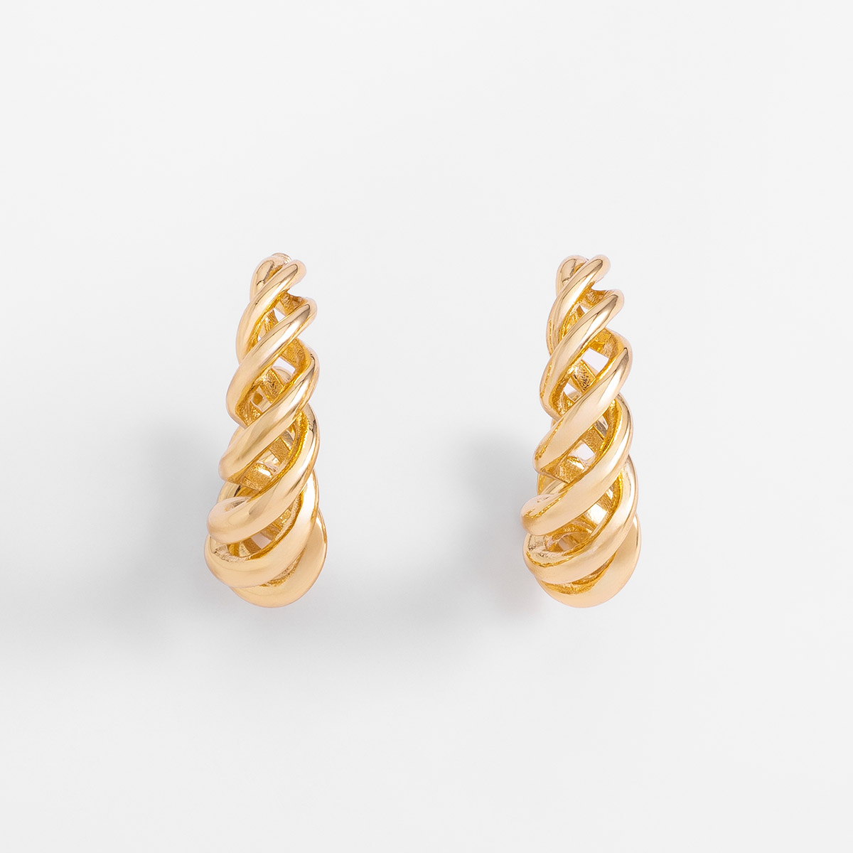 Aretes en baño de oro diseño trenzado de aro abierto poste